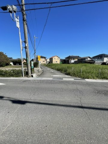 【土地】川越市豊田本建築条件なし売地の前面道路含む現地写真