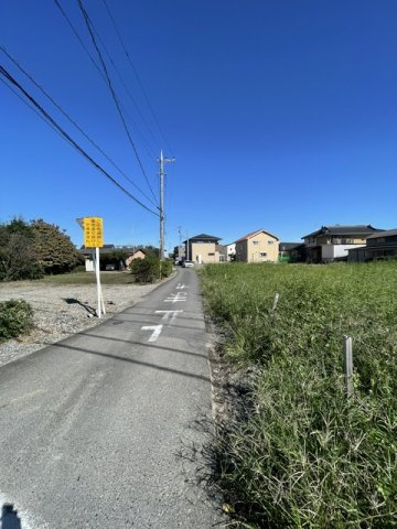 【土地】川越市豊田本建築条件なし売地の前面道路含む現地写真
