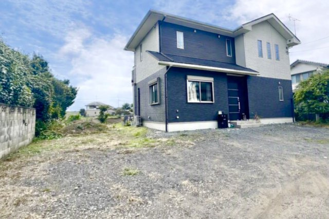 【中古戸建】邑楽郡大泉町大字古海の外観|■外観｜外壁のアクセントカラーがシックな外観です。シンプルなデザインでありながらも「個性」を損なわず、お客様一人ひとりの暮らし方にフィットします。