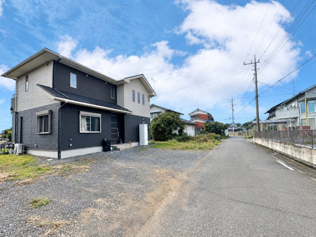【中古戸建】邑楽郡大泉町大字古海の外観|■■外観｜道路幅にゆとりがあることで駐車もしやすく、来客時や複数台利用の際にもストレスを感じにくいのが魅力の一つです♪