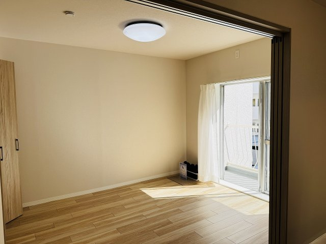京王北野マンションＣ棟の子供部屋|～リビングに隣接している5.6帖の洋室です～