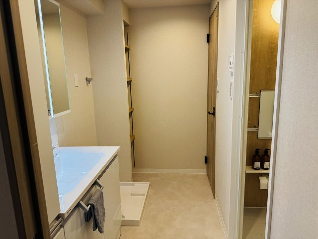 京王北野マンションＣ棟の脱衣所|～脱衣場にはリネン類・洗剤類の収納に嬉しい可動棚付き～