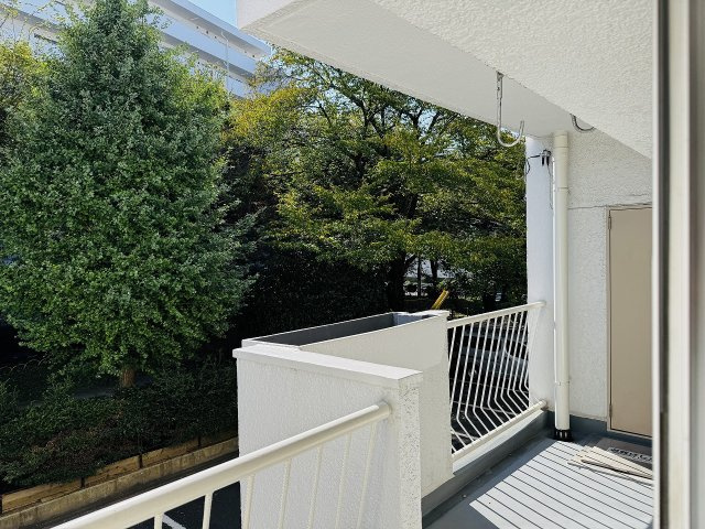 京王北野マンションＣ棟のバルコニー|～南向きで陽当たりの良いバルコニー　洗濯物がよく乾きそうです～