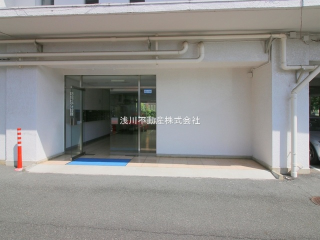 京王北野マンションＣ棟のエントランス|～管理形態は全部委託式　キレイにメンテナンスされているマンションです～