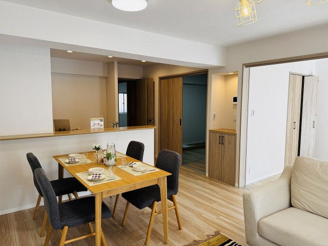 京王北野マンションＣ棟の内装|～15.7帖の明るいLDKで、家族団欒の時間をお過ごしいただけます～