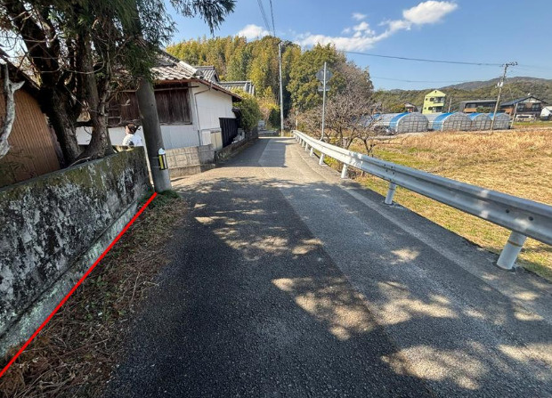 高知市大津の売地の周辺|田園風景が広がる前面道路。周辺の雰囲気や、お車でのアクセスを現地でご確認ください。