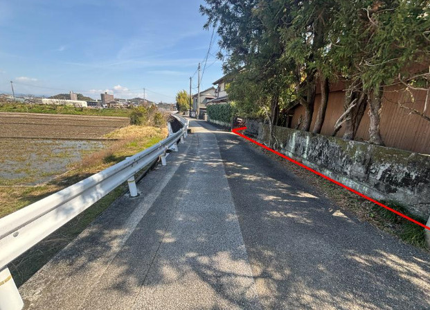 高知市大津の売地の周辺|反対方向から見た前面道路の様子。道幅や見通しなど、日々の通行をイメージしながらご覧ください。