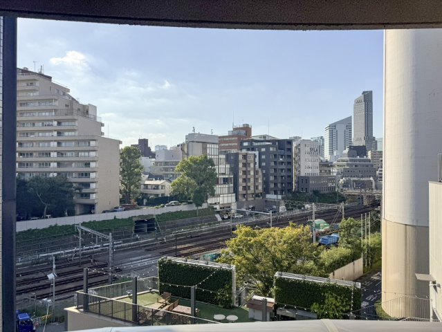 プラウド渋谷東 弊社媒介の展望|線路が近いですが二重サッシのため閉めると音は気になりません