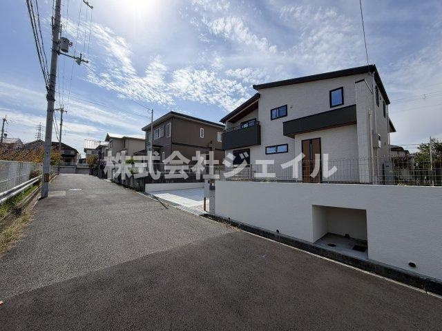 新築戸建　三田市富士が丘３丁目の前面道路含む現地写真