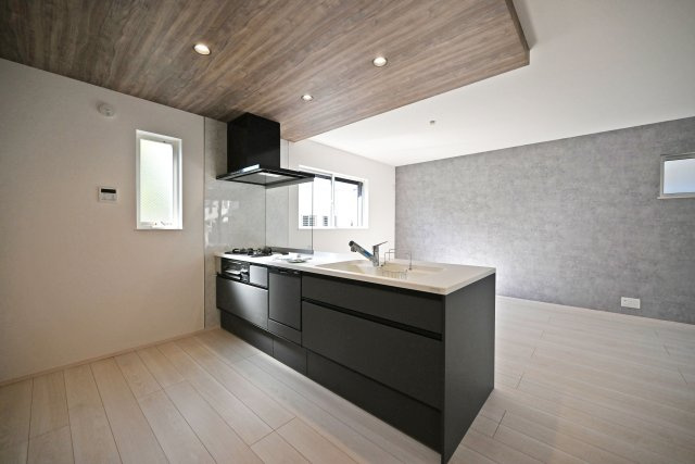尼崎市富松町4丁目新築一戸建て│4LDK+駐車1台可のキッチン|1階キッチンユニット越しに撮影した内観写真です。対面式キッチンを採用しているため視界は広く、ご家族間やご来訪者とのコミュニケーションも一体的に取り易くなっております。