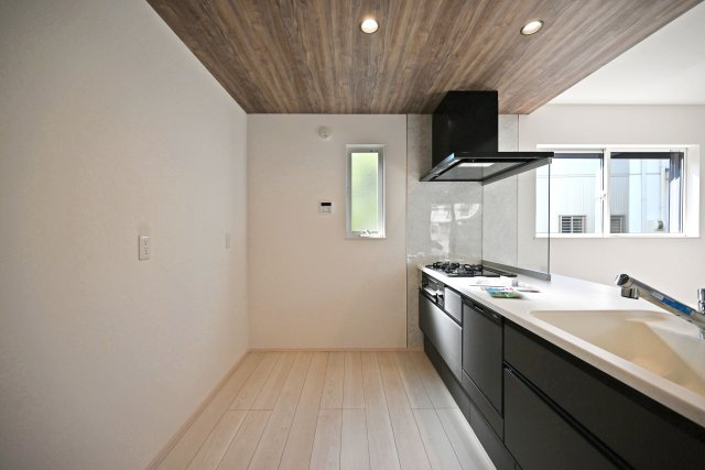 尼崎市富松町4丁目新築一戸建て│4LDK+駐車1台可のキッチン|キッチンスペースはカップボードを置いてユニットの収納庫を開いても十分作業できる幅を設けました。カップボードの奥行きは500mmを目安にご検討下さい。
