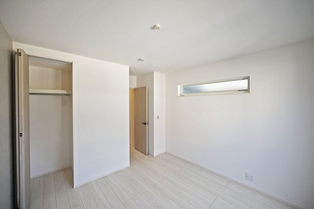 尼崎市富松町4丁目新築一戸建て│4LDK+駐車1台可の収納|-主寝室(2F)-
収納庫内には枕棚とハンガーレールを配置しています。 限られた収納スペースでもすっきりと片付けることが出来ます。