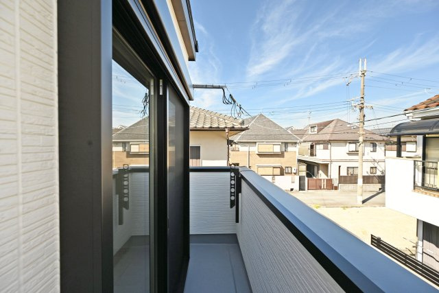 尼崎市富松町4丁目新築一戸建て│4LDK+駐車1台可のバルコニー|2階主寝室側に面したバルコニーです。標準で物干し金具が設置されています