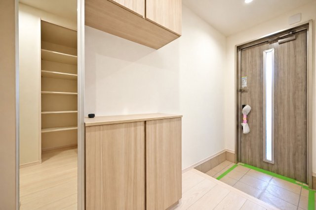 尼崎市富松町4丁目新築一戸建て│4LDK+駐車1台可の玄関|十分な容量のシューズボックスを完備×広々とした空間が魅力！ 玄関収納の上にはお気に入りのインテリアも置くことが出来ます。