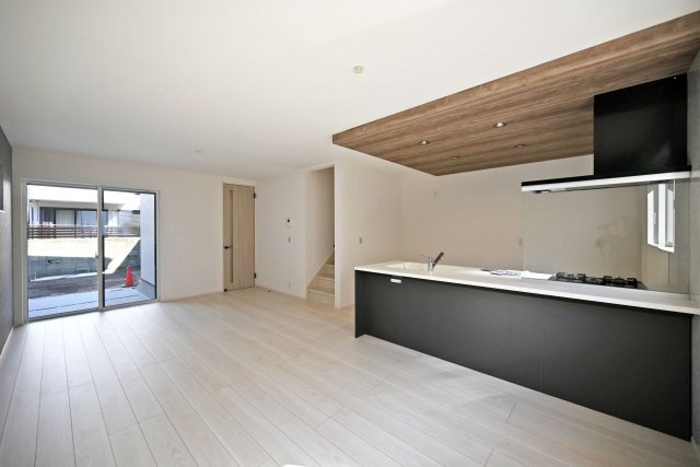 尼崎市富松町4丁目新築一戸建て│4LDK+駐車1台可の居間・リビング|「視覚的に立体的なLDK」を常に考慮した設計が目を惹きます。写真のような折下天井を配置することで空間の住み分けや飽きの来ない生活を実現させます。