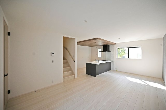 尼崎市富松町4丁目新築一戸建て│4LDK+駐車1台可の居間・リビング|LDKは18帖でダイニングテーブルやソファーを設置しても十分な広さとなっております！ 折り下げ天井が採用されたLDKがとても華やかな空間となっております。
