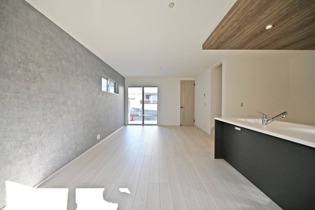 尼崎市富松町4丁目新築一戸建て│4LDK+駐車1台可のダイニング|ダイニング側からLDKを正面に撮影した内観写真です。LDKは18帖でゆとりある広さです。 インテリア配置に困らない間取り設計に加え、お子様のいる世帯に必要な部屋数を備えた物件です。
