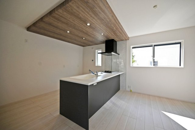 尼崎市富松町4丁目新築一戸建て│4LDK+駐車1台可のキッチン|キッチンは折り下げ天井やダウンライトなどデザイン性の高い設計に終始しています。