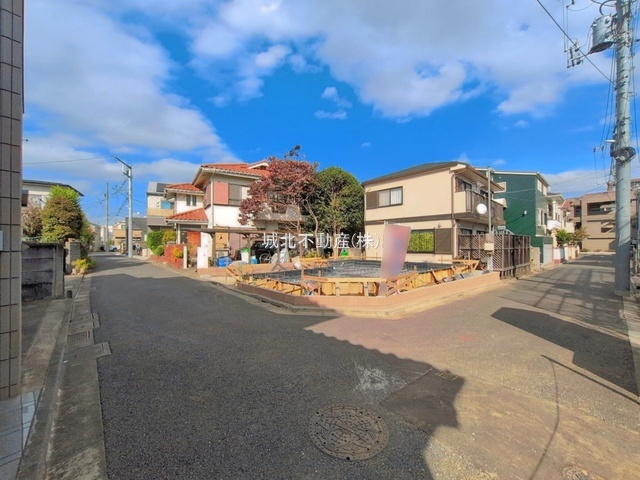 練馬区南田中5丁目 限定1棟の前面道路含む現地写真|前面道路南側約4.0ｍ公道×西側約4.0ｍ公道に面する開放感あふれる角地
周辺は生活利便施設が充実の住みやすいエリアです