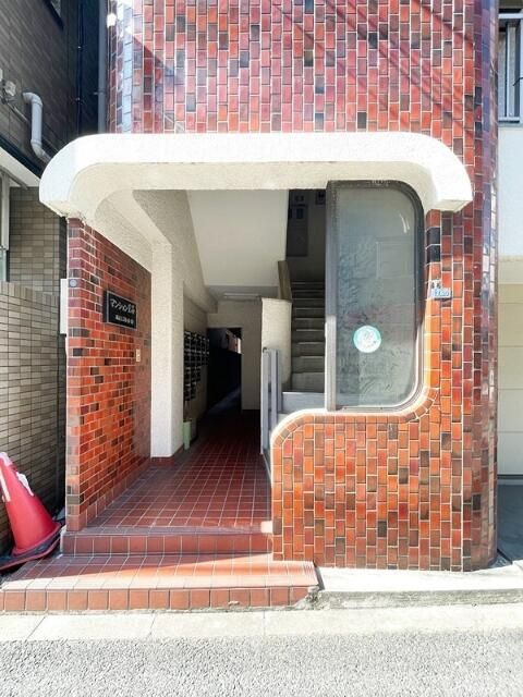 北区王子５丁目の賃貸マンションのエントランス