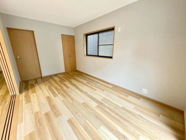 姫路市飾磨区矢倉町１丁目の中古一戸建の居間・リビング|引き戸を利用して、洋室としてもお使いいただけます♪