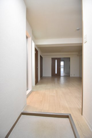 ウエキマンションの玄関
