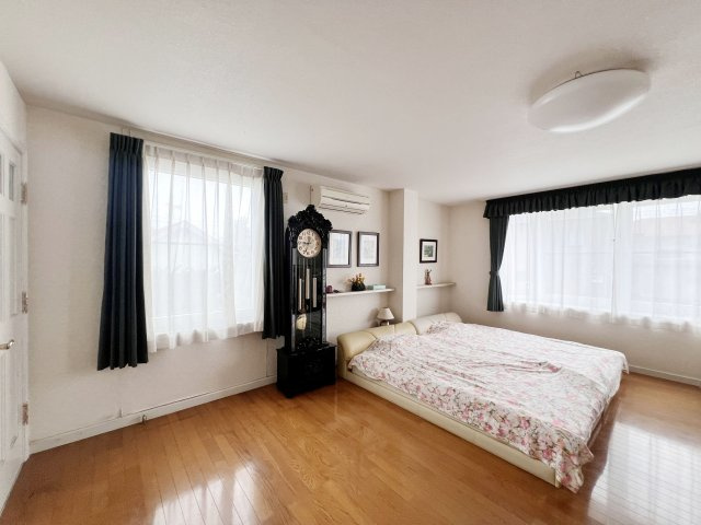 【中古戸建】前橋市荒子町　の寝室|■主寝室｜ベッドやテレビなどの大き目の家具を置いても余裕のある広々主寝室です♪家事やお仕事にお疲れなパパ・ママがゆっくりと過ごせる空間です♪