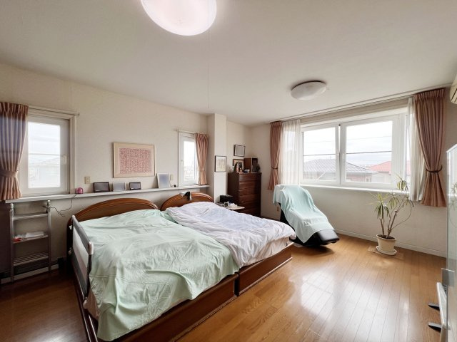 【中古戸建】前橋市荒子町　の洋室|■洋室｜洋室には大きな窓をご用意しています。日中はあたたかな日差し差し込み自分時間も充実できますね＾＾