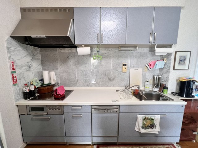 【中古戸建】前橋市荒子町　のキッチン|■キッチン｜ワークトップの幅が広く、お子様といっしょにお料理をつくったり、ちょっとしたパーティーも楽しめます。フラットなのでお掃除がしやすいのもポイントです♪