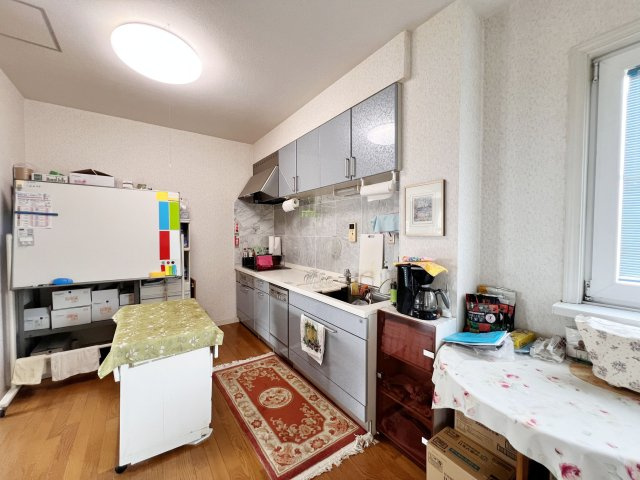 【中古戸建】前橋市荒子町　のキッチン|■キッチン｜大きなお鍋や調理用具のも出し入れラクラクな収納がたっぷり！毎日使う場所だからこそ、無理のない姿勢で作業できるのは嬉しいポイントですね(*＾＾*)♪