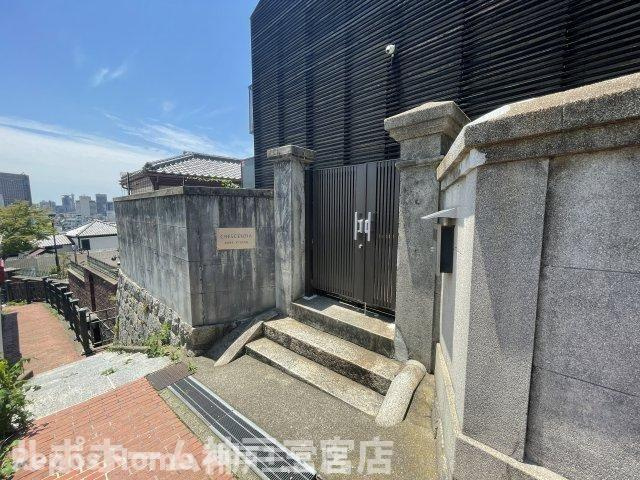 クレセンティア神戸・北野のエントランス