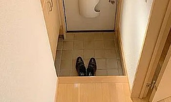 住宅倶楽部３号棟の玄関
