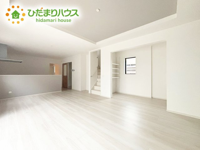 【居間・リビング】 | ひたちなか市平磯遠原町1期　新築戸建 | 家族との大切な時間を多く過ごすリビング。ゆったりとした広さのある空間で会話も弾みます♪大きい窓からは明るい日差しが差し込みます。居心地の良いリビングでおうち時間を楽しんで！