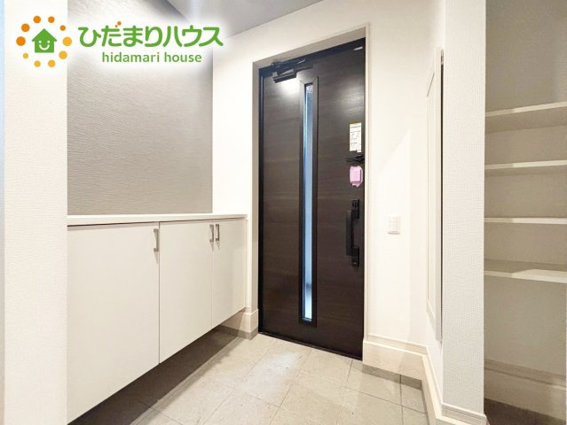 【玄関】 | ひたちなか市平磯遠原町1期　新築戸建 | シューズインクローゼットは、靴以外にもゴルフバックやベビーカーを置くことができ、 散らかりがちな玄関もスッキリします。