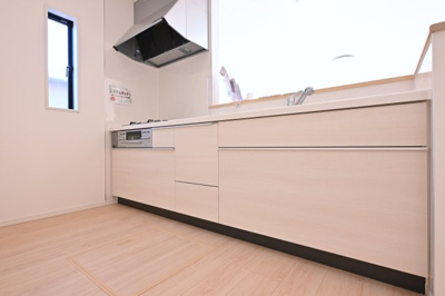 【キッチン】 | 太田市大原町第10　新築戸建て | 優しい木目調のキッチンは対面式で家族の様子も良く見えて安心です◎
