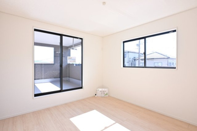 【洋室】 | 太田市大原町第10　新築戸建て | 二面採光でバルコニーに繋がる居室は窓も大きく陽の光がしっかり入るので明るいです♪