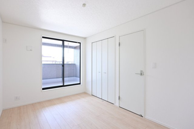 【洋室】 | 太田市大原町第10　新築戸建て | バルコニーに繋がる居室は窓も大きく陽の光がしっかりと入ります♪