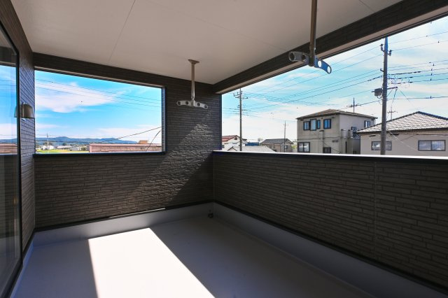 【バルコニー】 | 太田市大原町第10　新築戸建て | バルコニーは屋根付きで雨の日も安心です♪