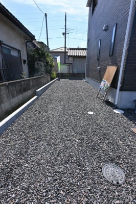 【駐車場】 | 太田市大原町第10　新築戸建て | 駐車場は縦列２台、お家の前に１台駐車可能です♪