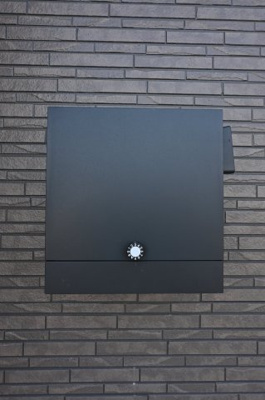 【玄関】 | 太田市大原町第10　新築戸建て | スタイリッシュなポストは鍵付きで安心です♪