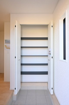 【収納】 | 太田市大原町第10　新築戸建て | 玄関はシューズボックス付きで家族みんなの靴がスッキリ片付きます♪