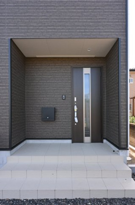 【玄関】 | 太田市大原町第10　新築戸建て | 広々とした玄関ポーチは急な雨でも安心です♪