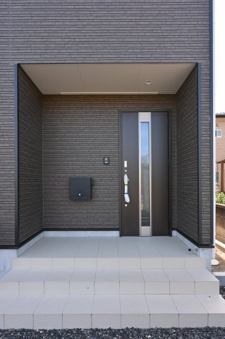 【玄関】 | 太田市大原町第10　新築戸建て | 広々とした玄関ポーチは急な雨でも安心です♪
