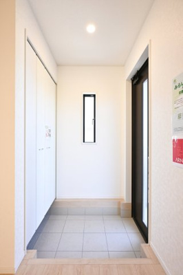【玄関】 | 太田市大原町第10　新築戸建て | 玄関は大容量のシューズボックス付きで家族の靴もスッキリ片付きます♪