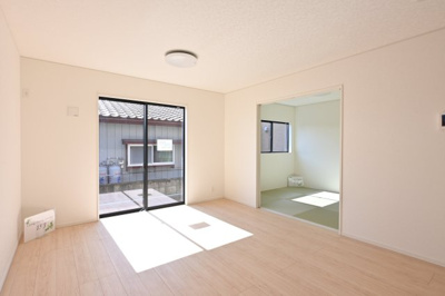 【居間・リビング】 | 太田市大原町第10　新築戸建て | 続き間の和室があるLDKは家族みんなが集まる憩いの場です♪