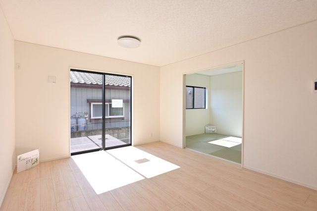 【居間・リビング】 | 太田市大原町第10　新築戸建て | 続き間の和室があるLDKは家族みんなが集まる憩いの場です♪
