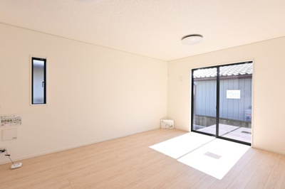 【居間・リビング】 | 太田市大原町第10　新築戸建て | 二面採光に南向きの大きな窓でとっても明るいLDKです♪