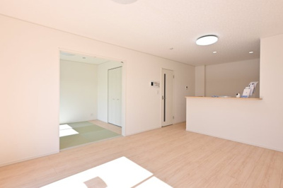 【居間・リビング】 | 太田市大原町第10　新築戸建て | 続き間の和室は開放するとリビングをより広く使えます♪
