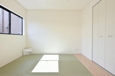 【和室】 | 太田市大原町第10　新築戸建て | 続き間の和室は明るくて気持ちよく、小さなお子様の遊び場にもぴったり♪