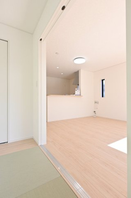 【和室】 | 太田市大原町第10　新築戸建て | 和室からもリビングやキッチンの様子がよく見えるので小さなお子様がいるご家庭も安心です♪